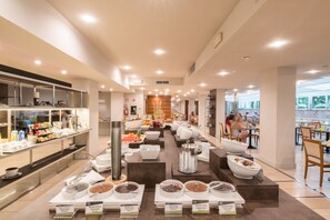 Free daily buffet breakfast  - BIKE HOTEL CARAVEL (Nago-Torbole)