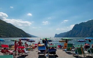 Una playa cerca, toallas de playa