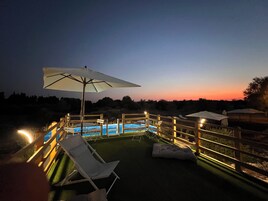 Una piscina al aire libre de temporada (de 09:00 a 19:00), sombrillas