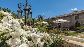 Familien-Studiosuite, Küche, zum Garten hin | Blick auf den Garten