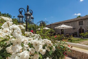 Family Studio Suite, Kitchen, Garden Area | Garden view - Villa Dei Papiri (Syracuse)