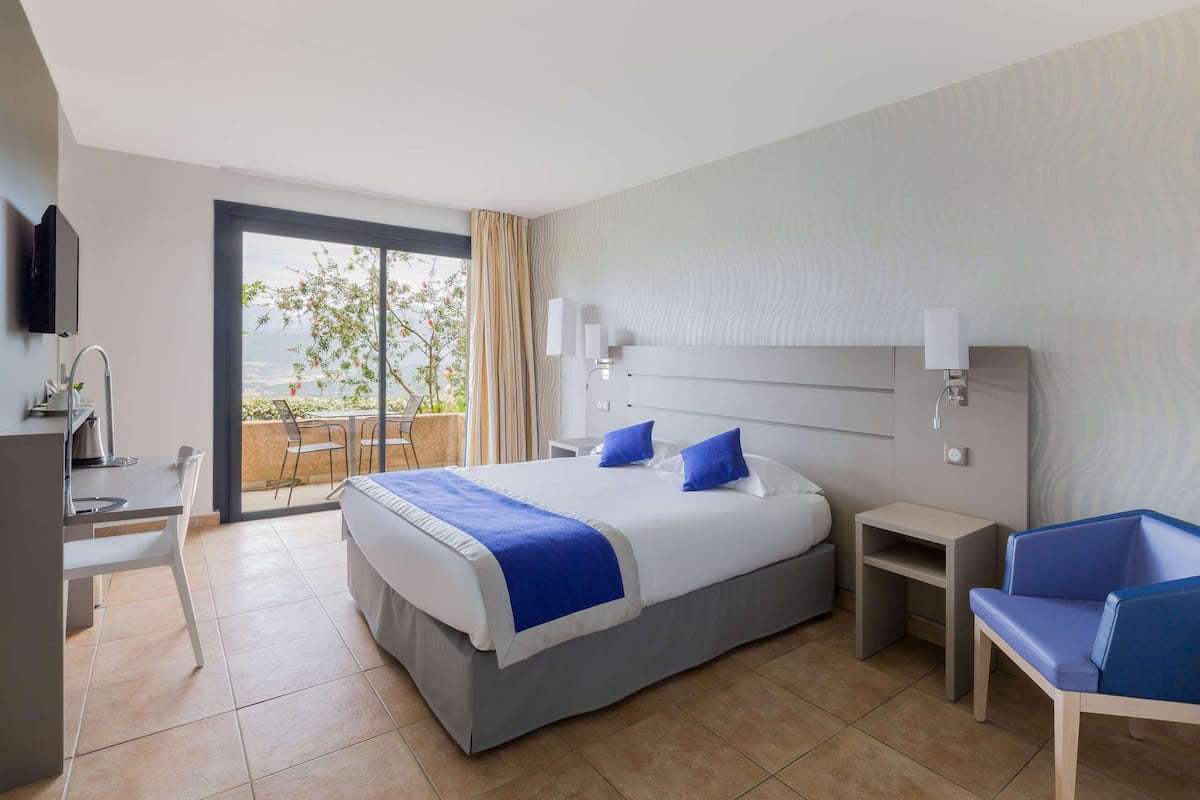 Minibar, in-room safe, desk, soundproofing