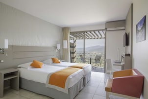 Quarto superior, 1 cama Queen, sacada, vista para a montanha (Twin bed on request) | Frigobar, cofres nos quartos, escrivaninha, quartos à prova de som