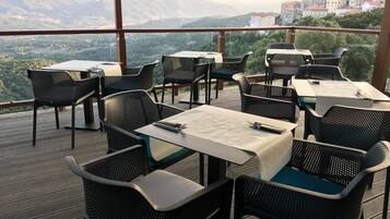 Desayuno buffet (EUR 15 por persona)