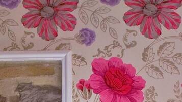 Una pared con estampado floral.