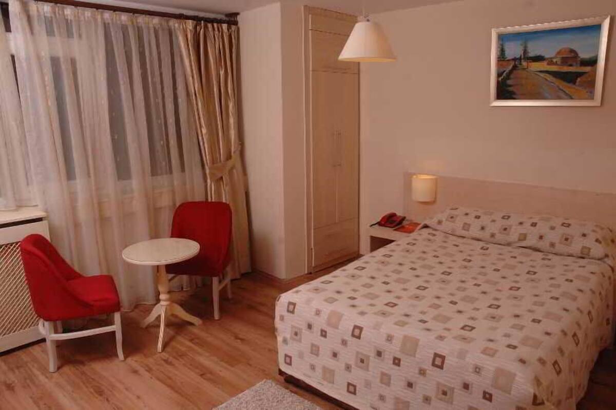 Minibar, desk, WiFi (free)