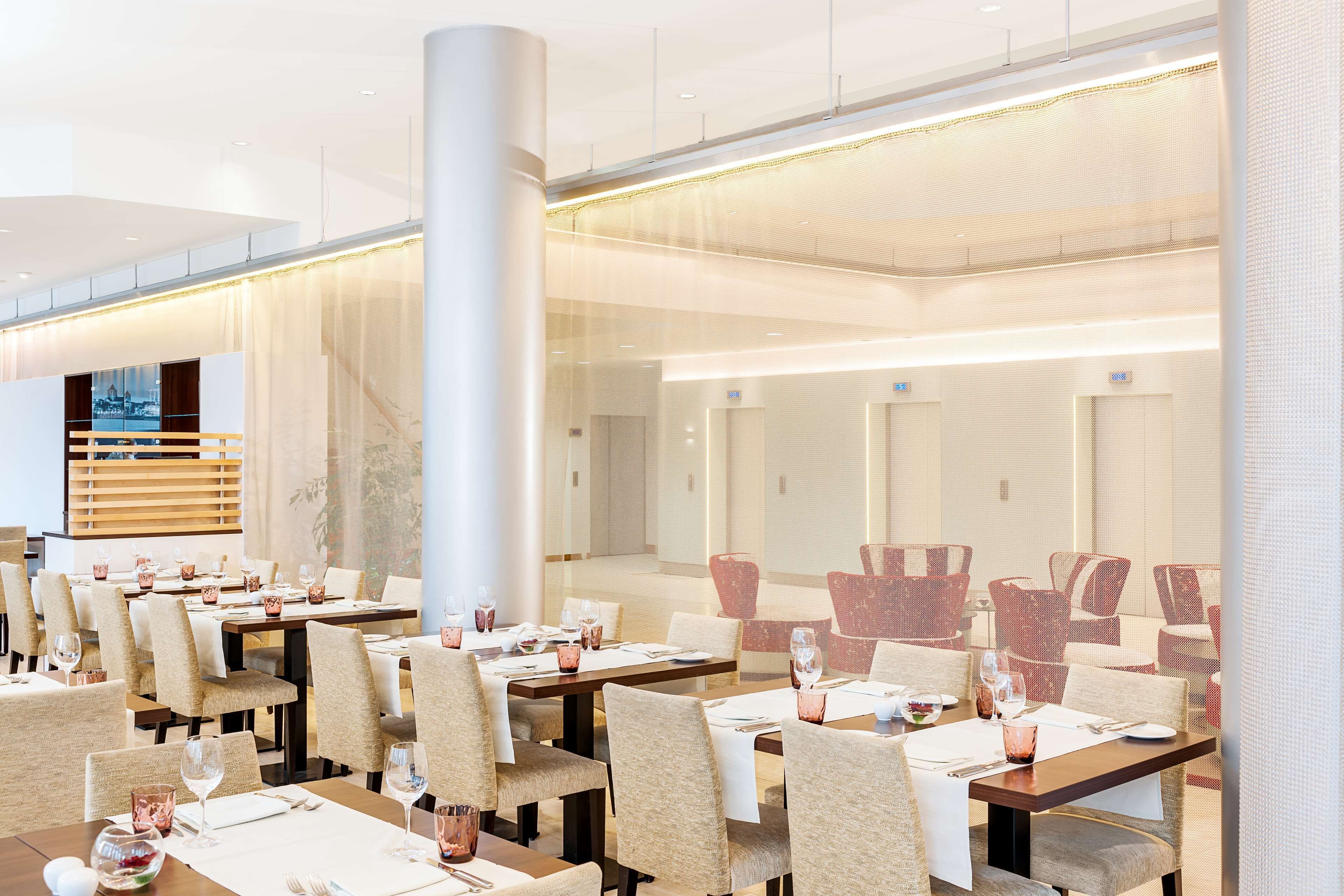 lunch, dinner served; international cuisine, al fresco dining