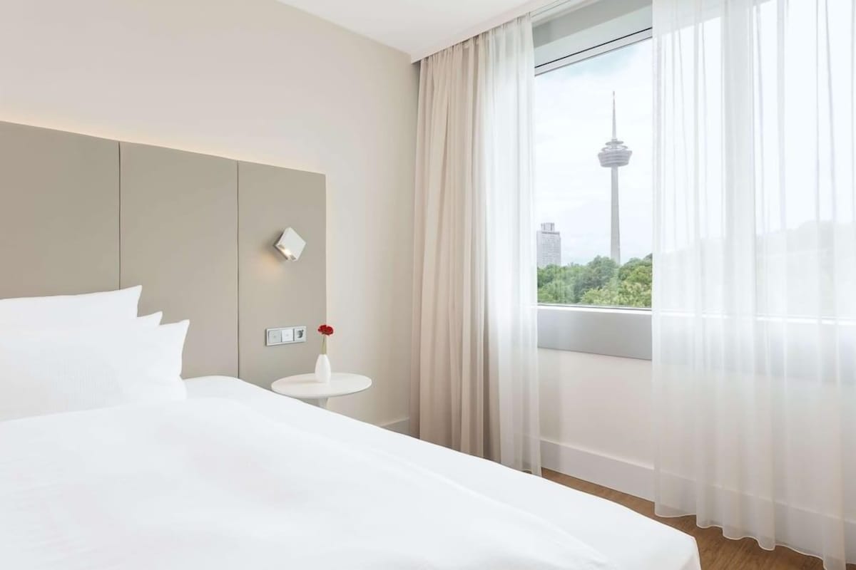 Pillowtop beds, minibar, in-room safe, desk