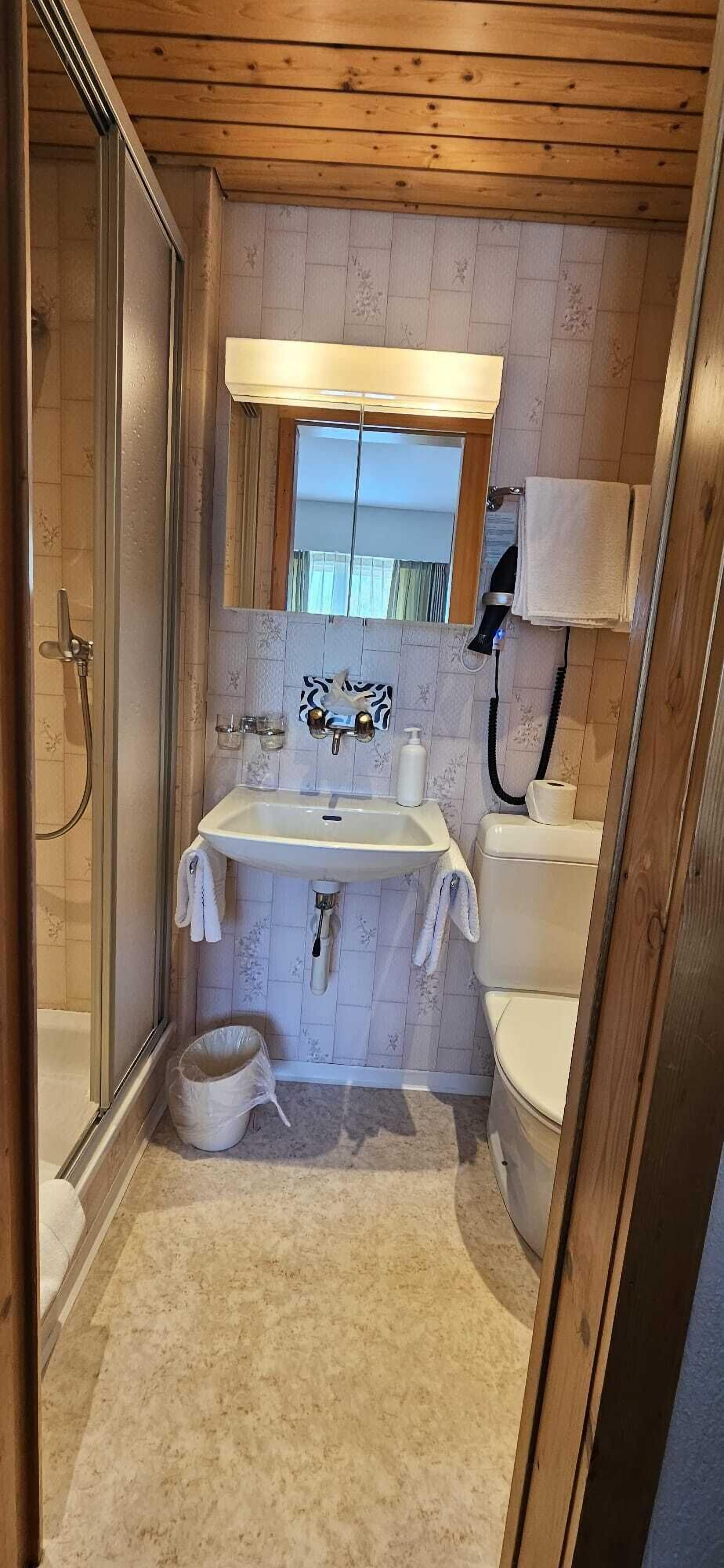 standard doppelzimmer | bathroom | free toiletries, hair dryer, towels