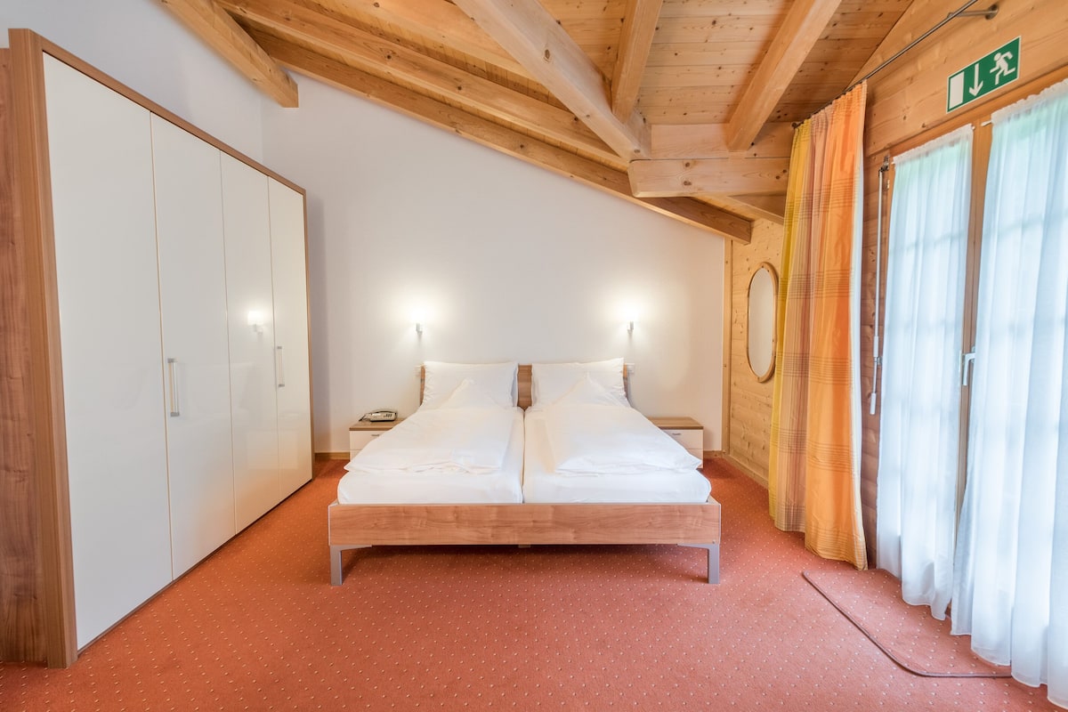 Doppelzimmer - Chalet | Desk, blackout drapes, free WiFi, bed sheets