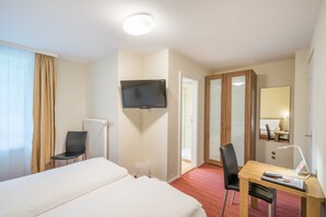 Standard Doppelzimmer | Skrivebord, blendingsgardiner, wi-fi (inkludert) og sengetøy