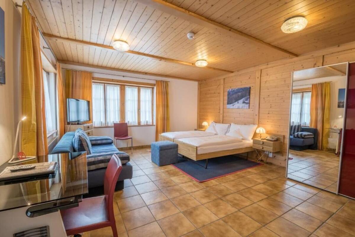 Familienzimmer | Schreibtisch, Verdunkelungsvorhänge, kostenloses WLAN, Bettwäsche