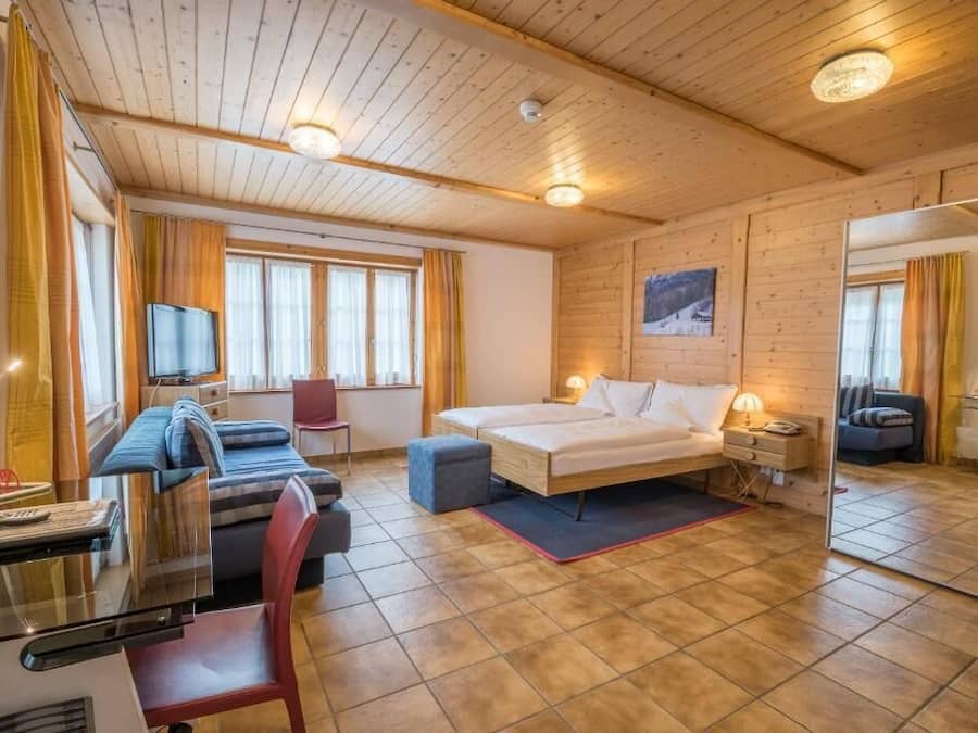 Family Chalet Room (Without Balcony) | Schreibtisch, Verdunkelungsvorhänge, kostenloses WLAN, Bettwäsche