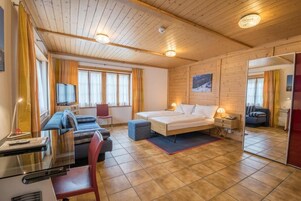 Family Chalet Room (Without Balcony) | Escritorio, cortinas opacas, wifi gratis y ropa de cama