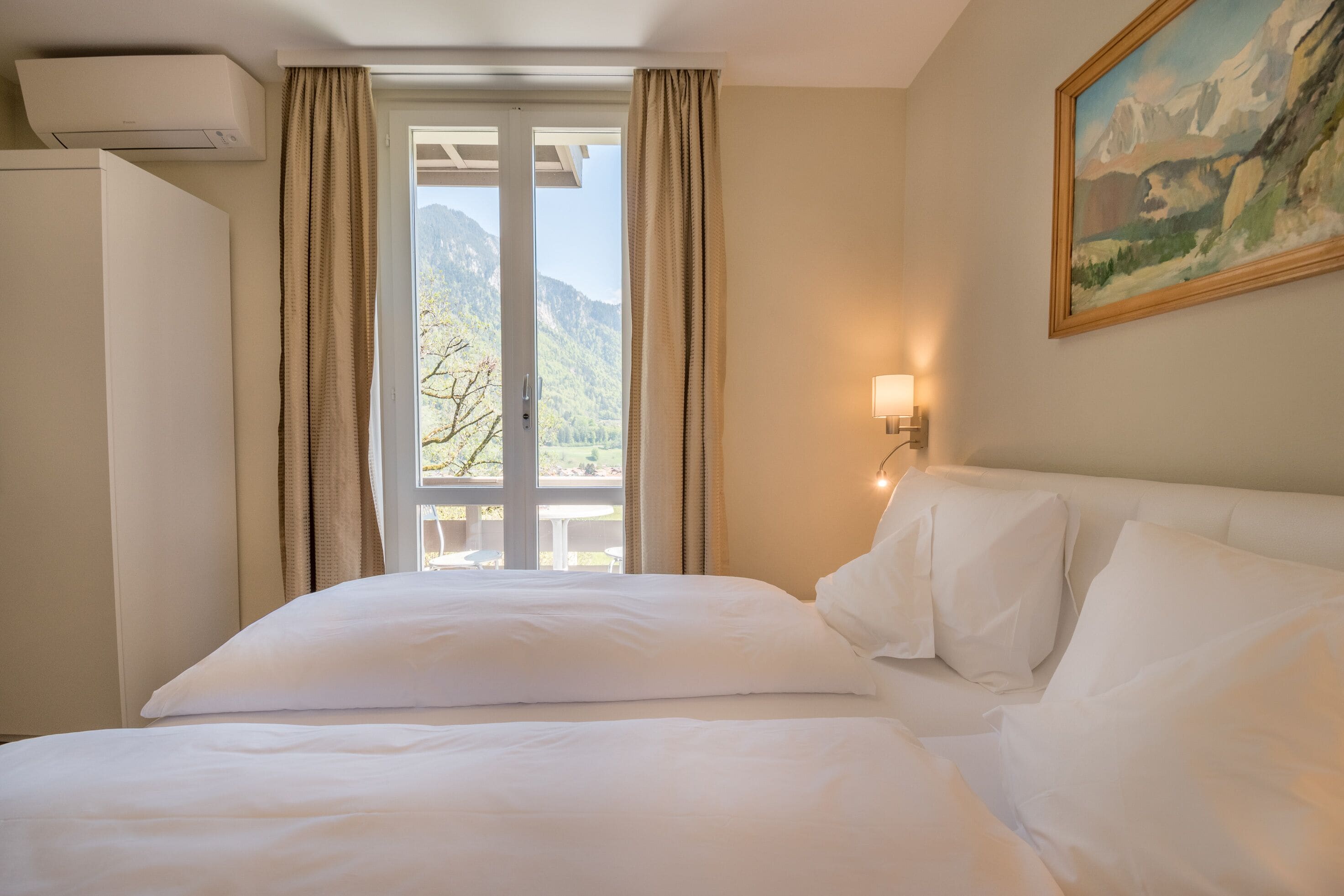 superior familienzimmer | desk, blackout curtains, free wifi, bed sheets