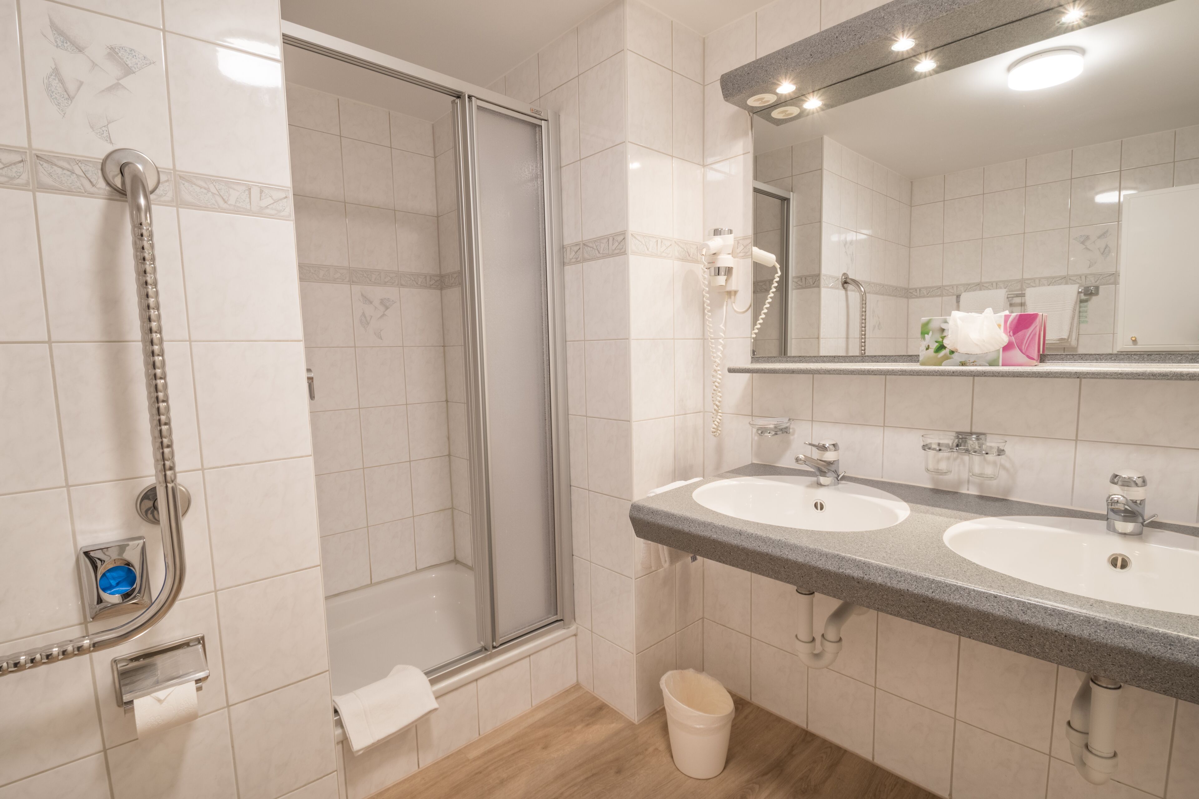 superior familienzimmer | bathroom | free toiletries, hair dryer, towels
