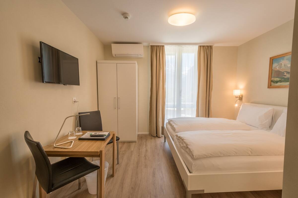 Habitació familiar | Escriptori, cortines opaques, wifi gratuïta i roba de llit 