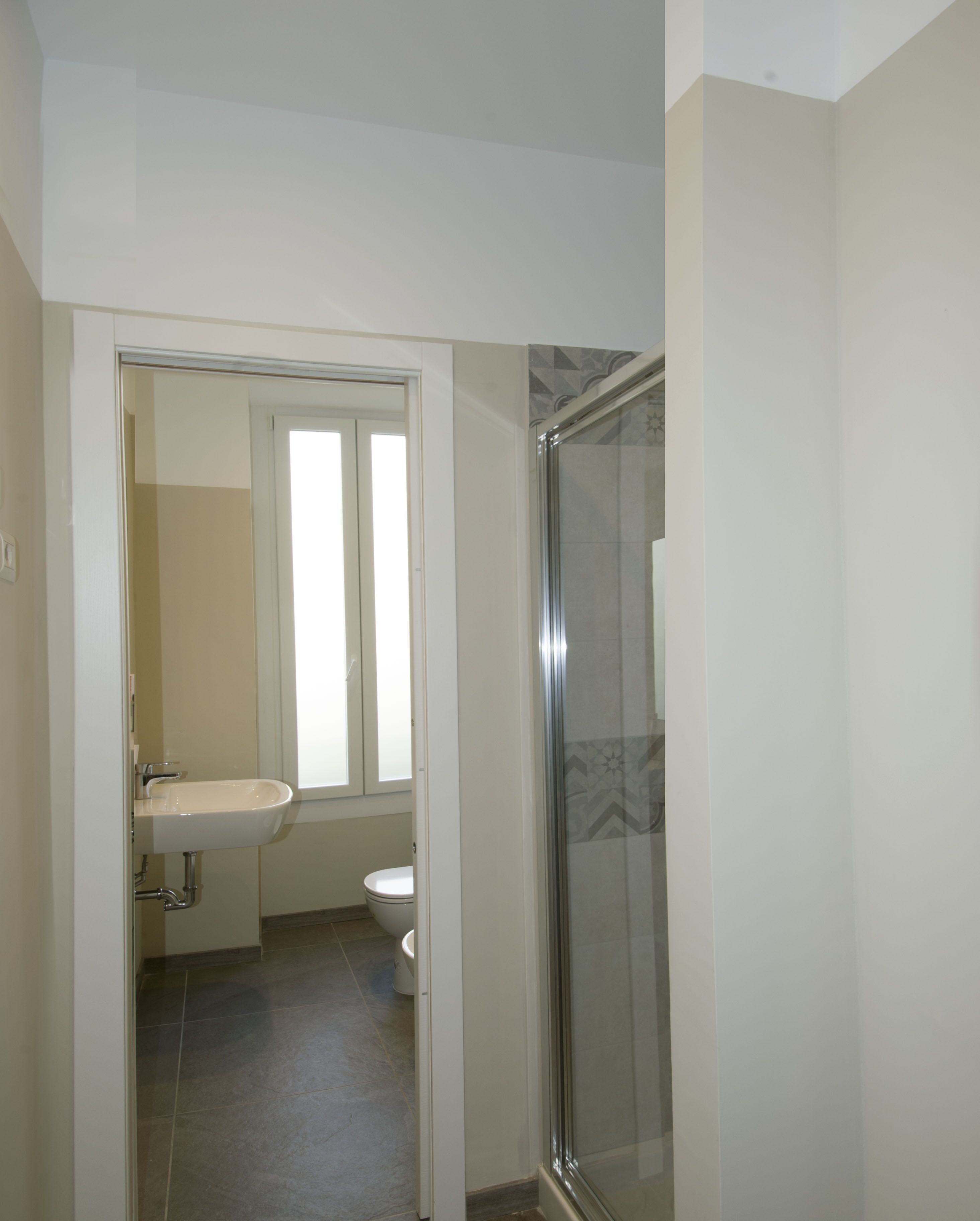 Un baño con ducha, inodoro y lavabo.