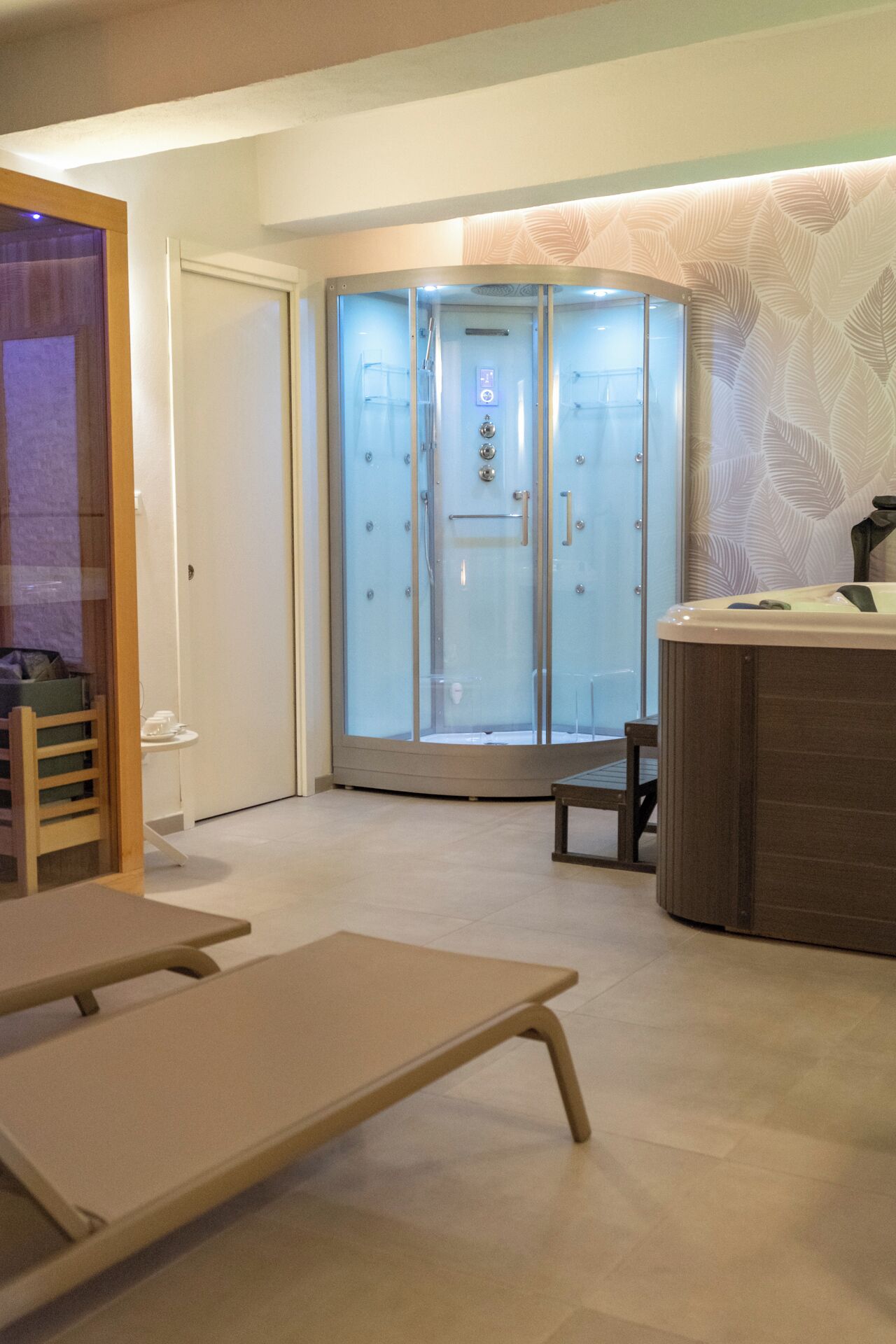 Een sauna, een bubbelbad, een stoombad, massagebehandelingen