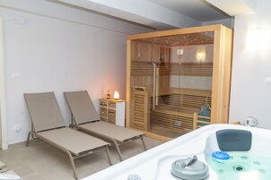 三溫暖烤箱、浴缸、蒸氣室、按摩服務