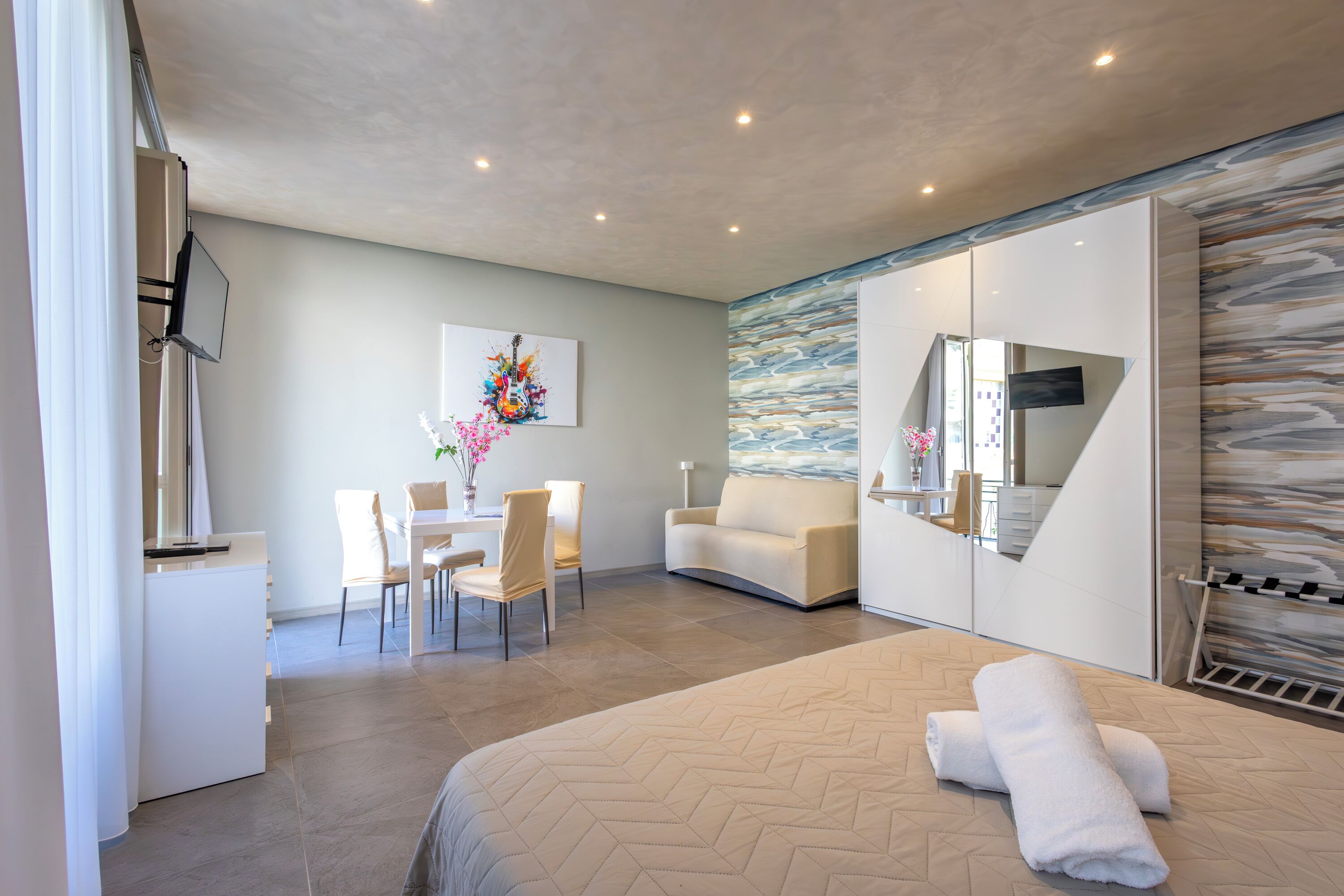 Minibar, coffres-forts dans les chambres, bureau, chambres insonorisées