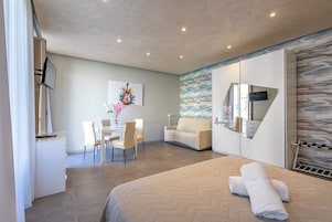 Minibar, värdeförvaringsskåp på rummet, skrivbord och ljudisolering