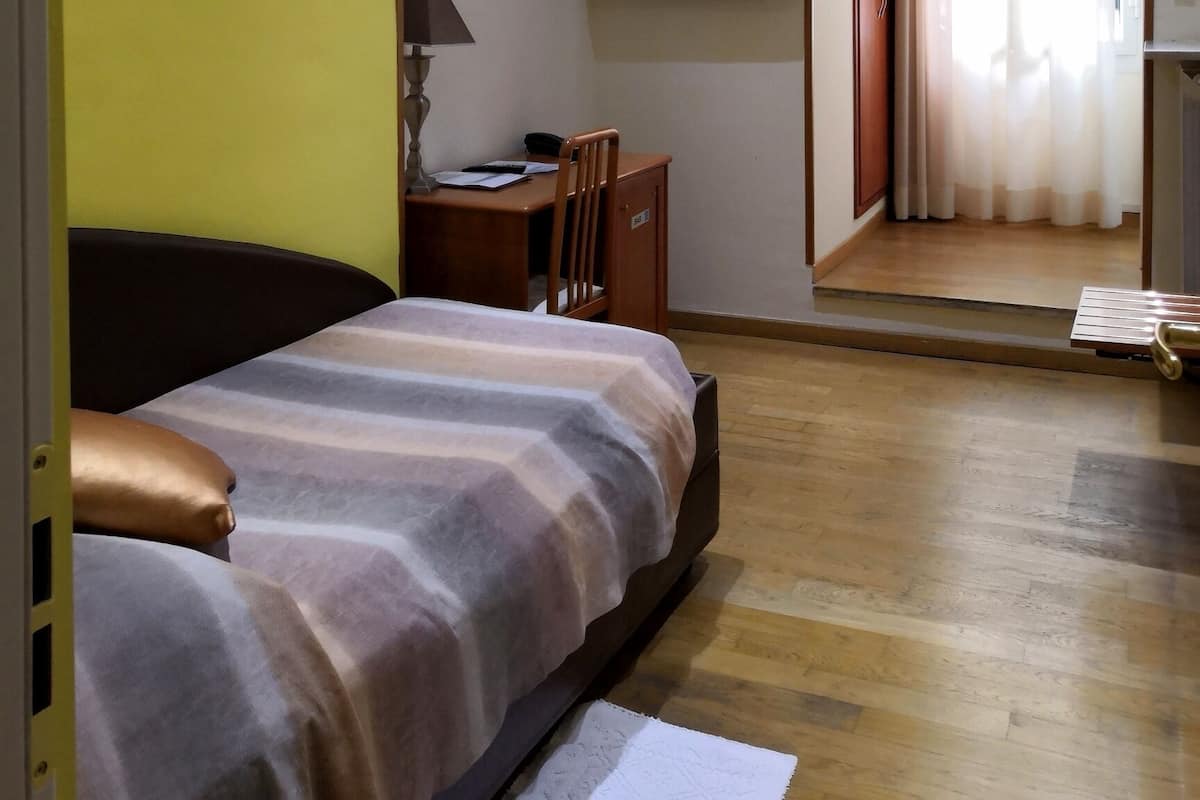 Einzelzimmer | Minibar, Zimmersafe, Schreibtisch, schallisolierte Zimmer
