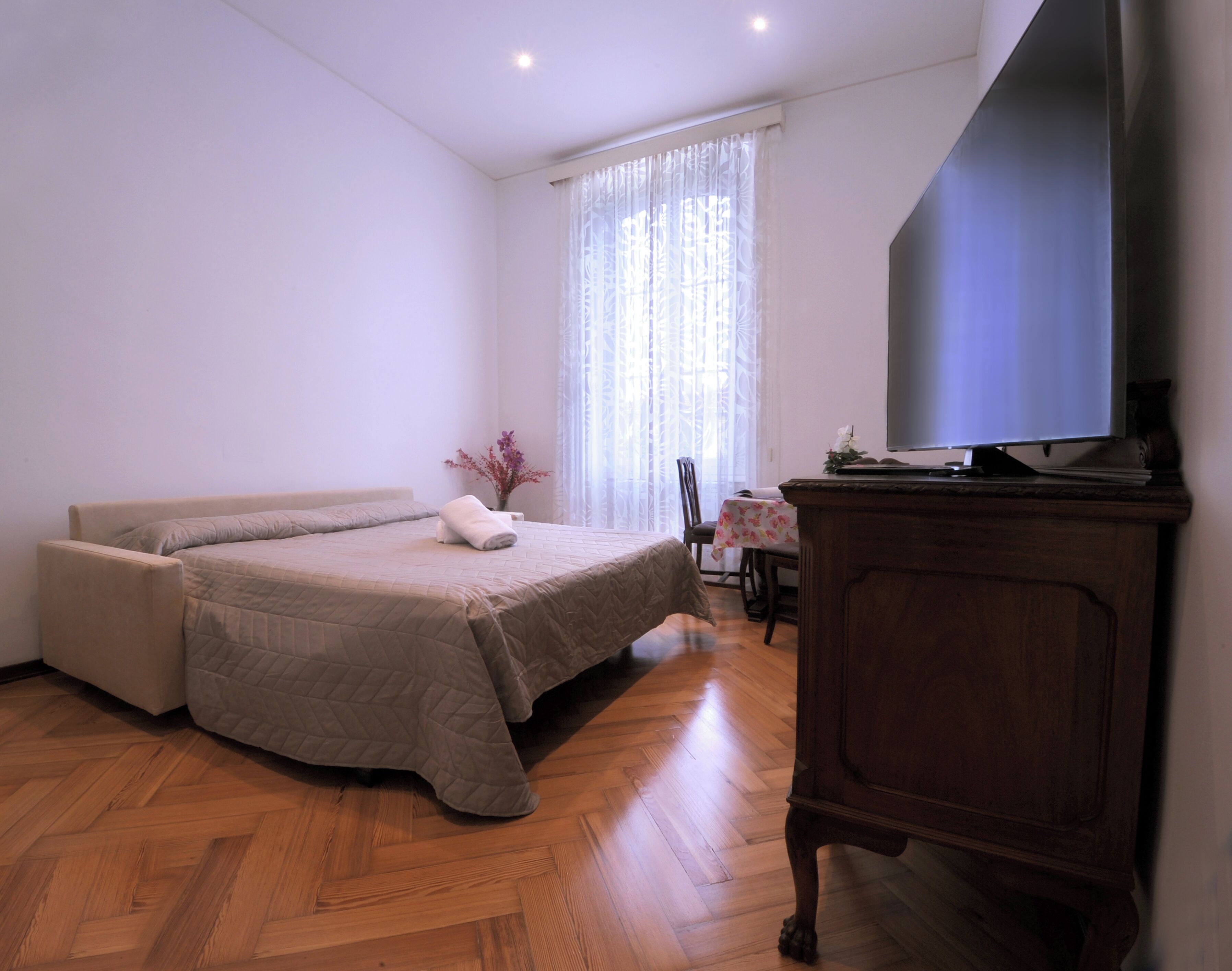 suite, room 2 | living area | tv