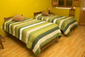 Muebles diferentes, cortinas blackout, wifi gratis y ropa de cama 