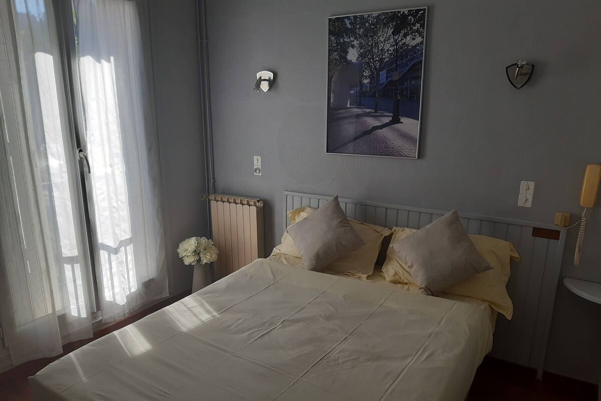 Double Room, Shared Bathroom | Premium bedding, in-room safe, desk, free wired internet