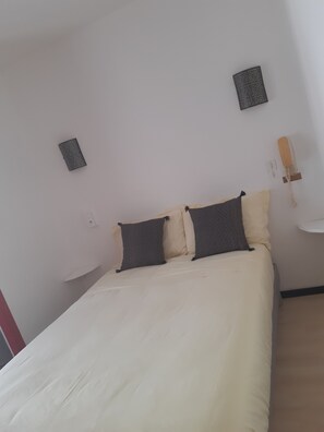 Economy Double Room, Shared Bathroom - Hotel Aunis-Saintonge (Royan)
