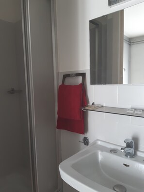 Doppelzimmer, Gemeinschaftsbad | Badezimmer | Badewanne, Haartrockner, Handtücher