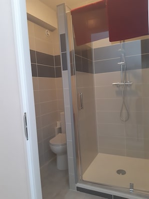 Standard Double Room | Bathroom | Bathtub, hair dryer, towels