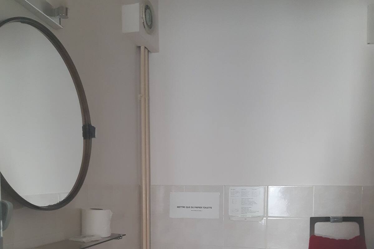 Bathtub, hair dryer, towels