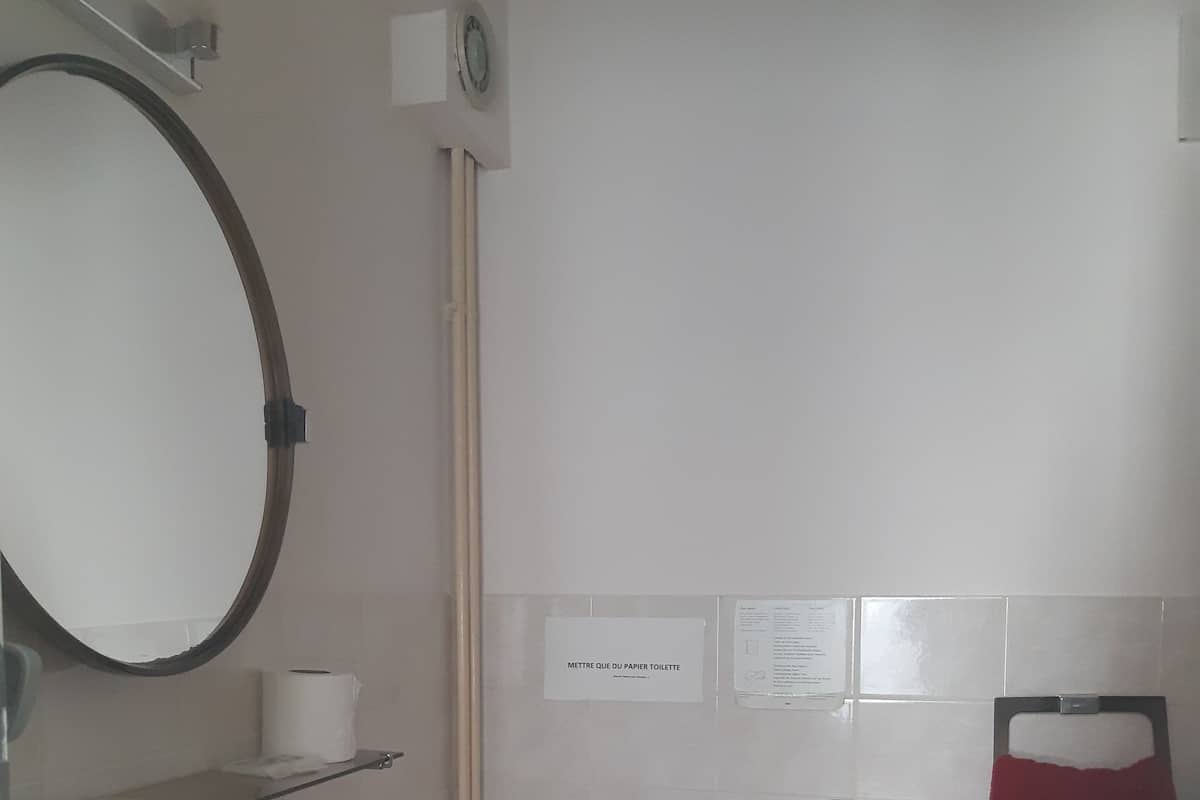Bathtub, hair dryer, towels