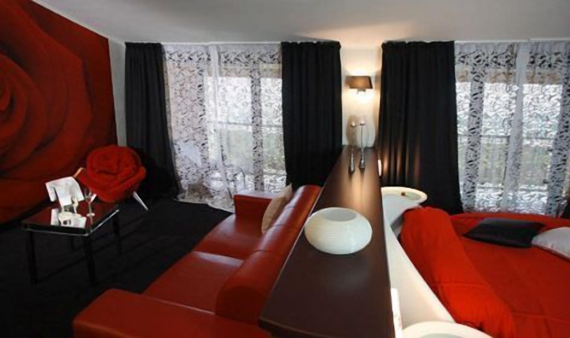 suite | living area | lcd tv