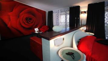 Suite | Minibar, una cassaforte in camera, una scrivania, postazione laptop