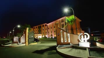 Fachada de la propiedad por la tarde o noche