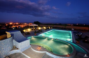 季节性开放的室外游泳池，池畔遮阳伞，日光浴躺椅