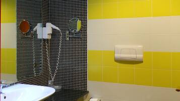 Ein Badezimmer mit Waschbecken, Spiegel, Toilette und Dusche.