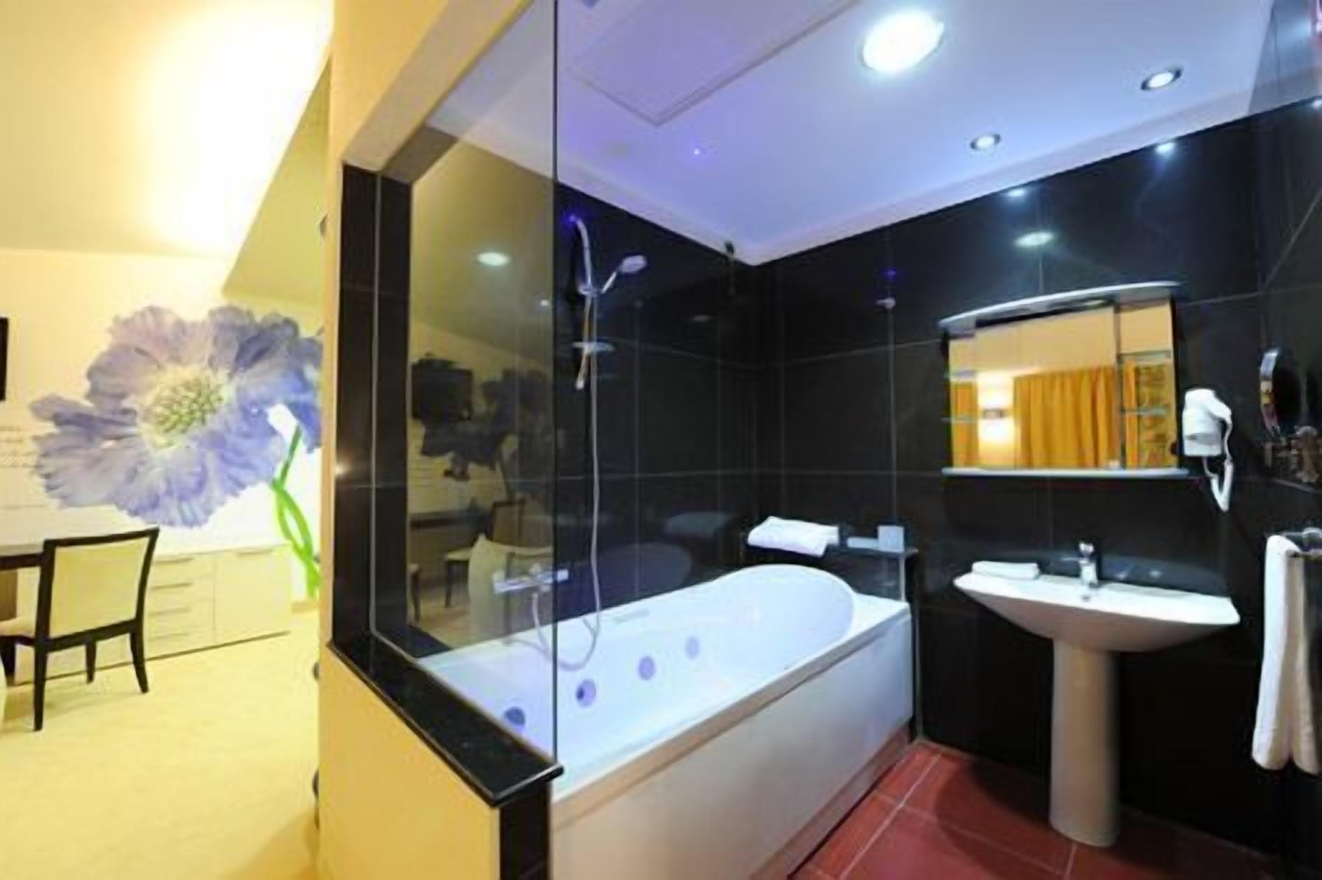 suite | bathroom | jetted bath, free toiletries, hair dryer, slippers