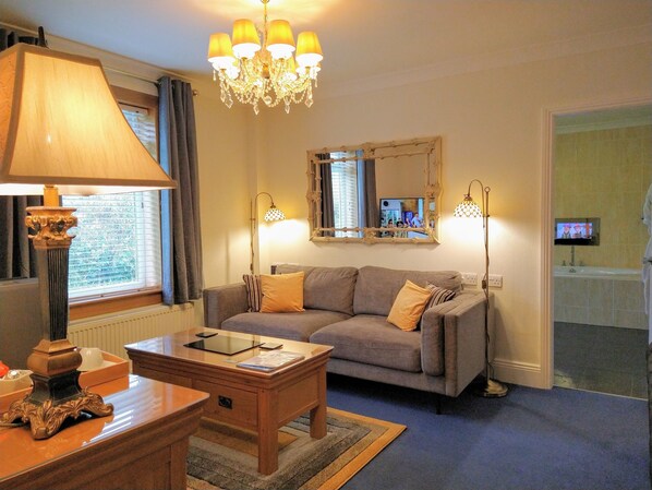 Gloucester Suite | Egyptian cotton sheets, desk, free WiFi