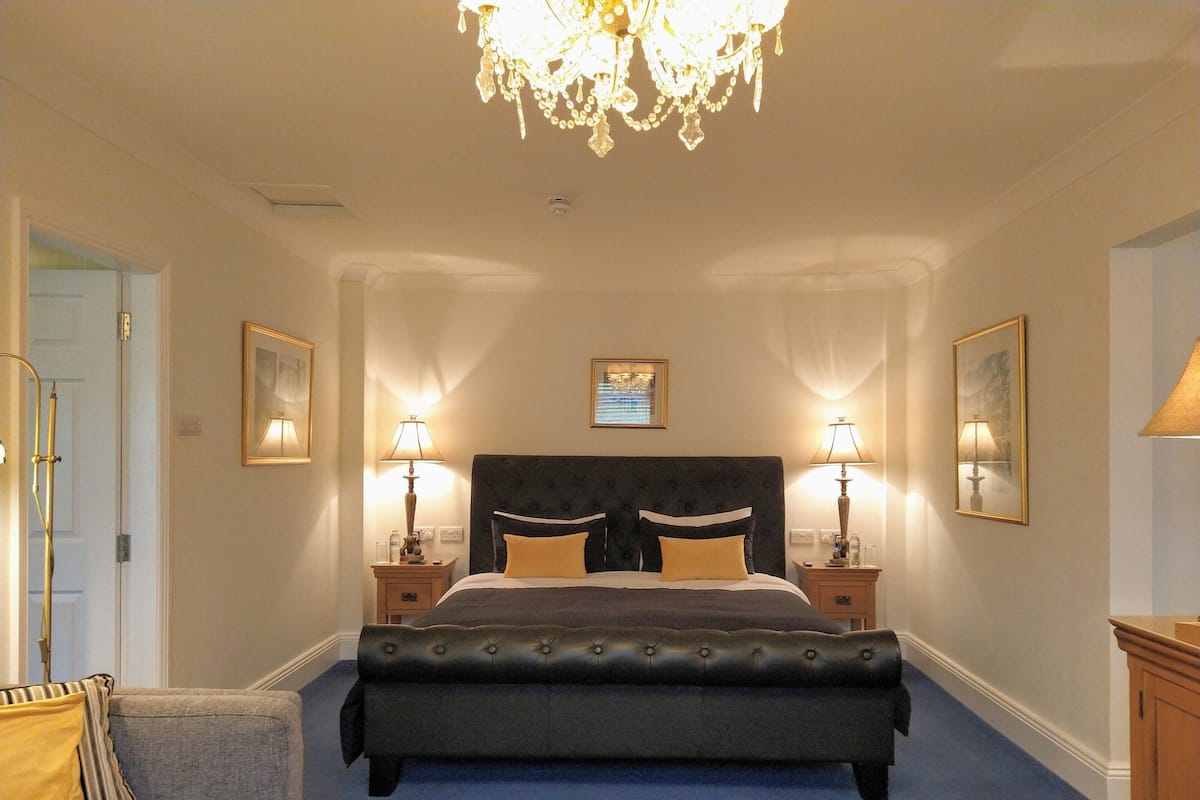 Gloucester Suite | Egyptian cotton sheets, desk, free WiFi