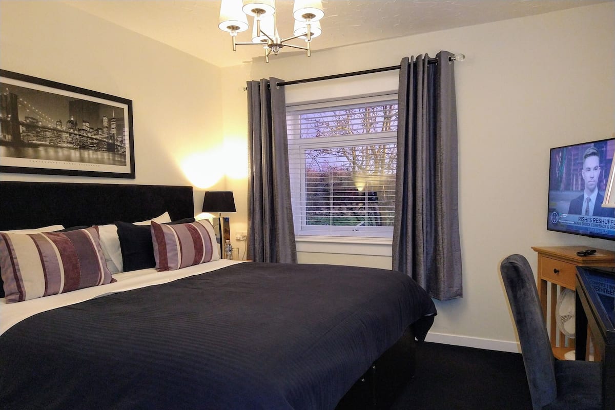 Garden Suite | Egyptian cotton sheets, desk, free WiFi