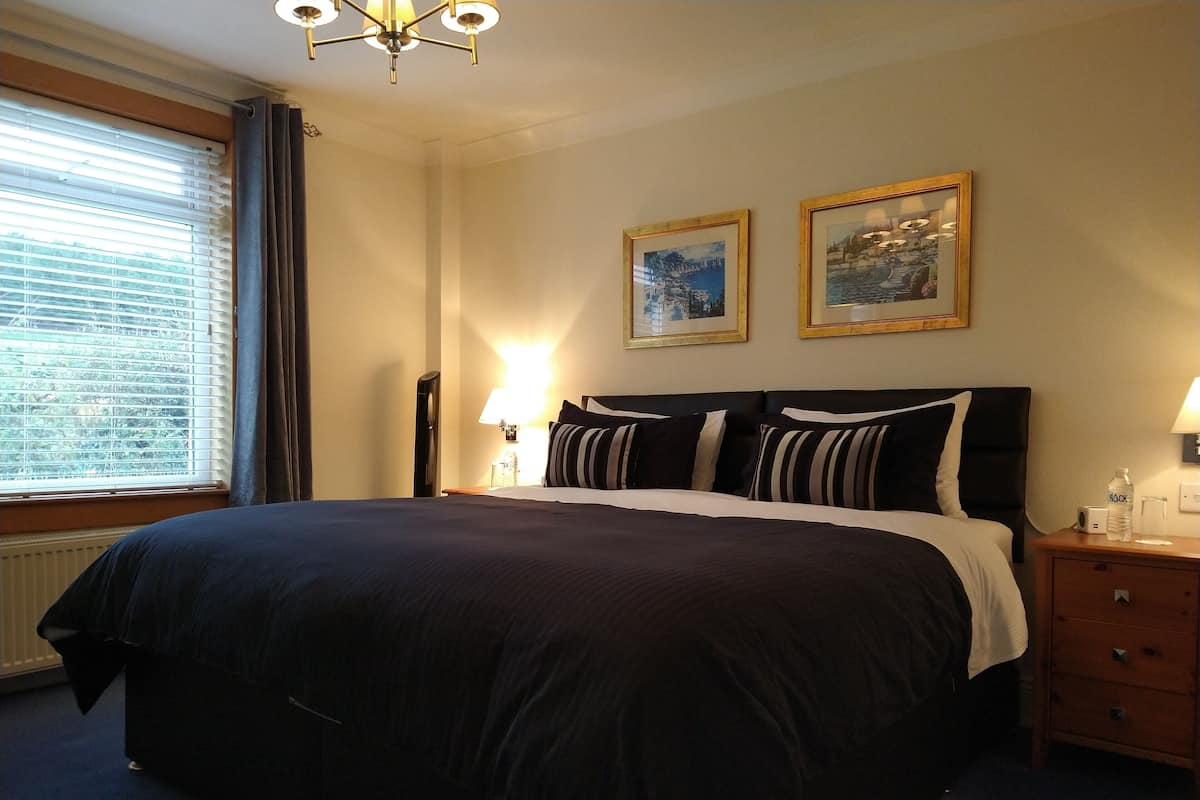 Churchill Suite | Egyptian cotton sheets, desk, free WiFi