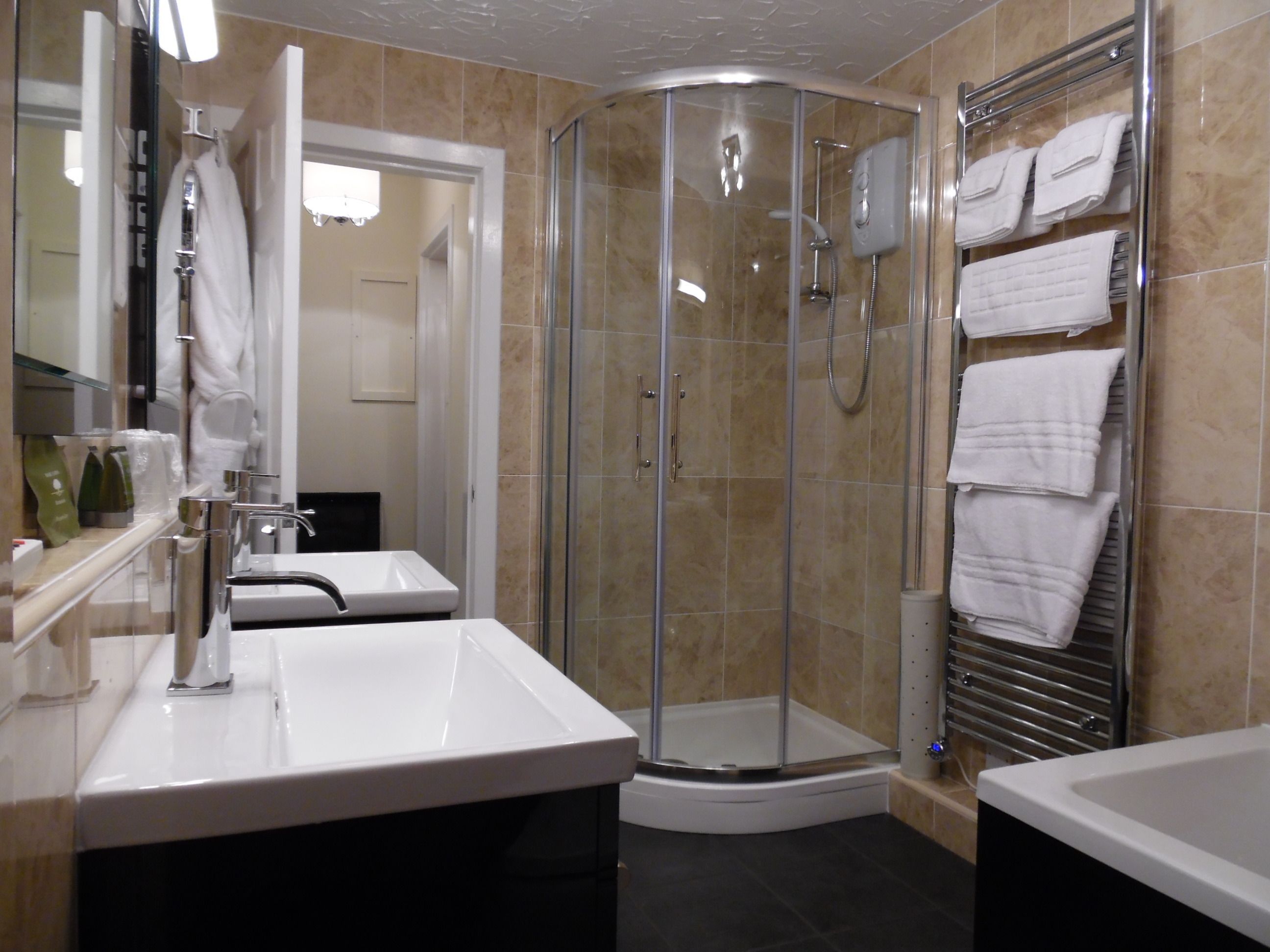 Garden Suite | Bathroom | Free toiletries, hair dryer, bathrobes