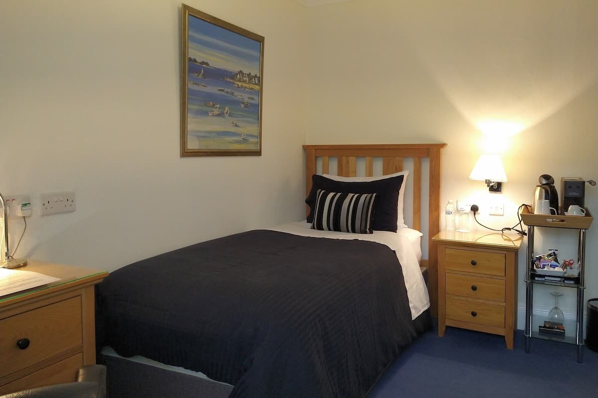 Single Room | Egyptian cotton sheets, desk, free WiFi