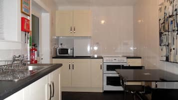 Garden Suite | Private kitchen | Coffee/tea maker, electric kettle