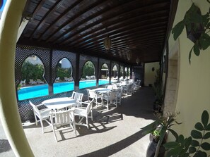 Bar en bord de piscine