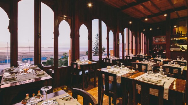 2 restaurants servant le déjeuner et le dîner, plats Cuisine marocaine